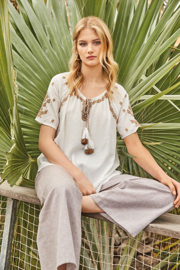 BLUSA CON BORDADOS ARTESANALES