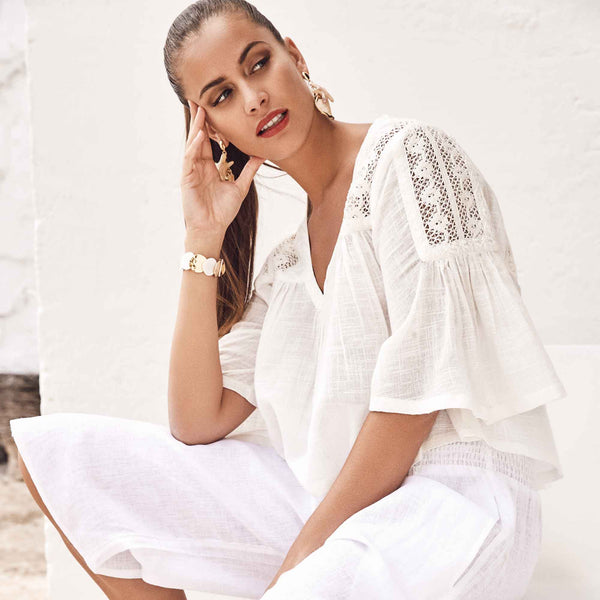 BLUSA CON BORDADOS LISA